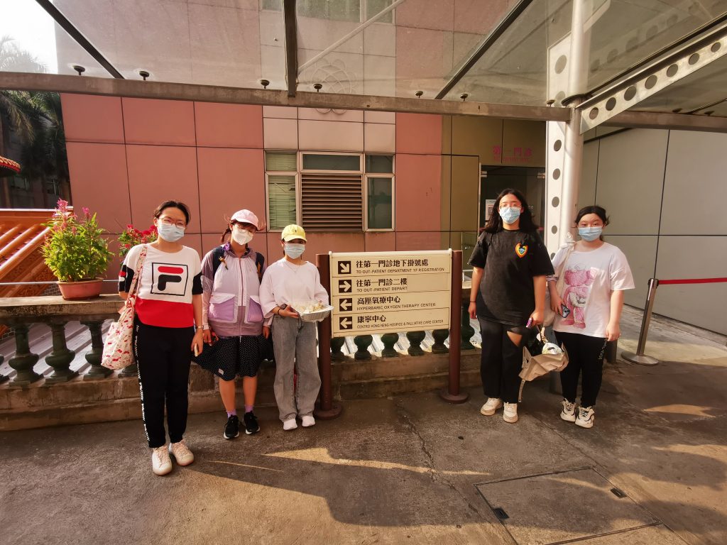 photo-delivering-happiness-to-elderly-1